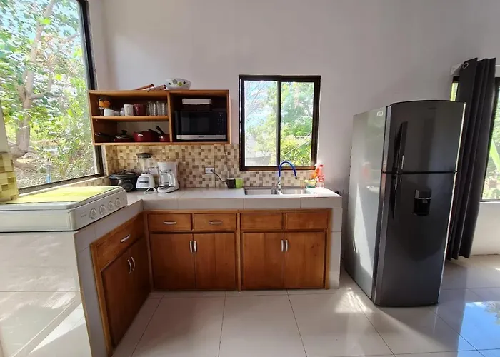 Casa Amarilla Avellanas